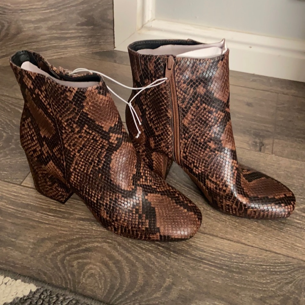 Brand new women boots with snake skin look 😍
